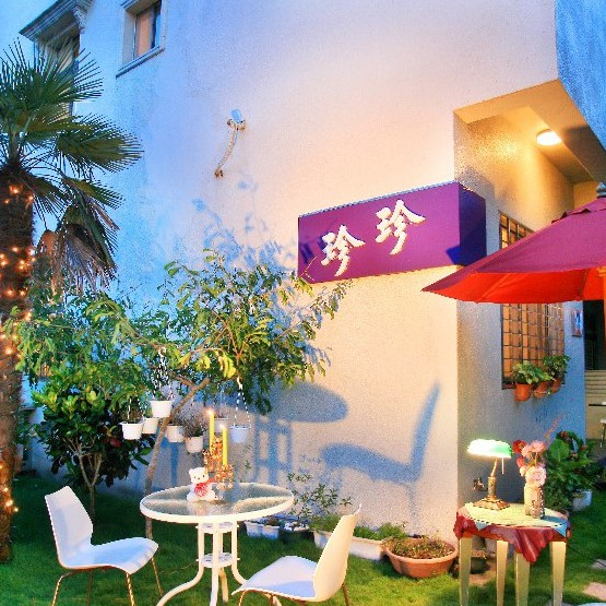 宜蘭民宿珍珍包棟民宿座落在冬山河畔邊，伴著徐徐微風和著稻香，不論是清晨或是夕陽西下煦煦斜照，都能讓您盡在其中享受悠閒的時光，遠離了都市擁擠來到「珍珍」，寬廣寧靜的休憩空間，過過愜意的生活，坐在走廊的咖