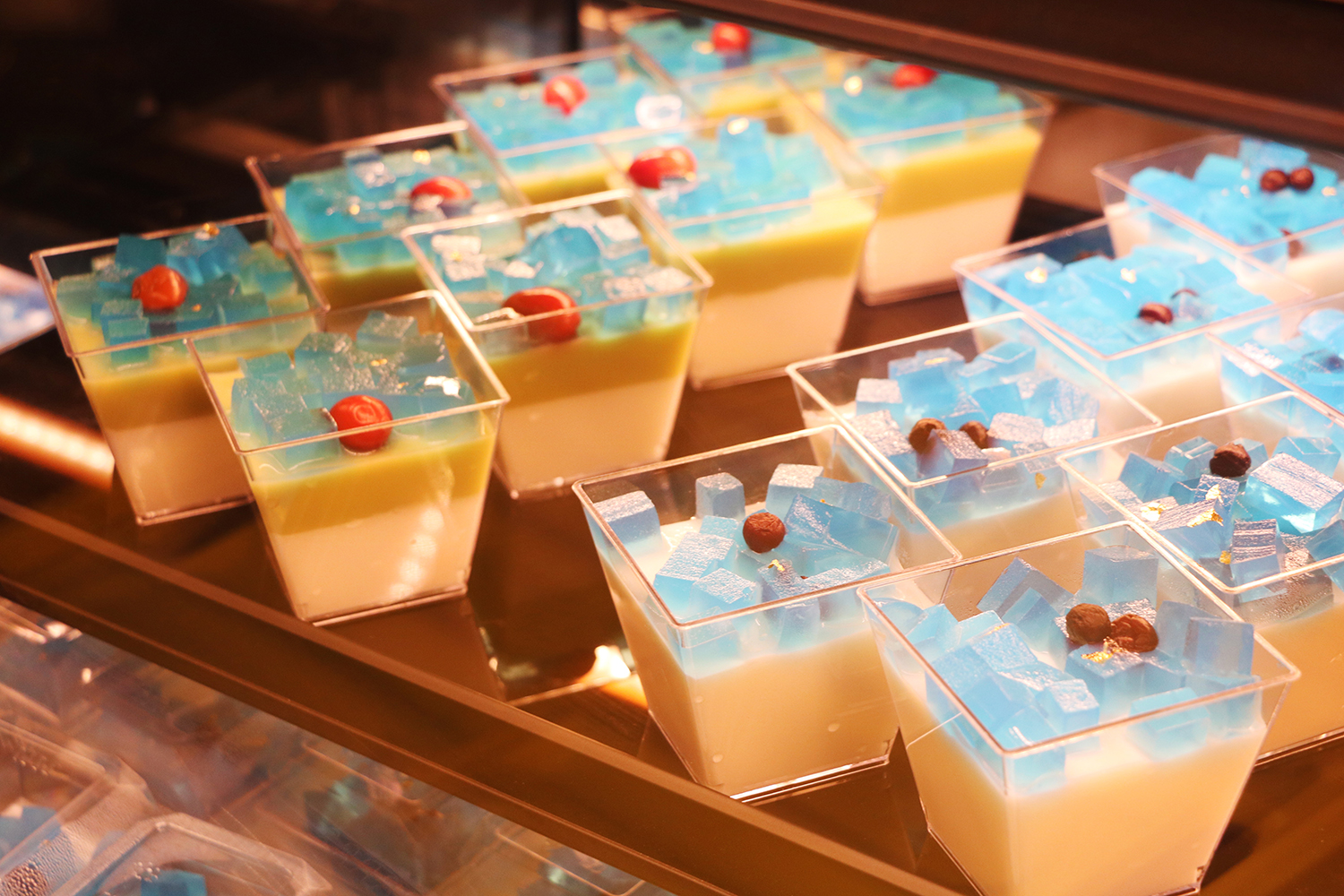 【怪盜基德咖啡廳】2019首度登台，柯男迷快衝，不能錯過的必吃甜點「藍白相映金粉奶酪」