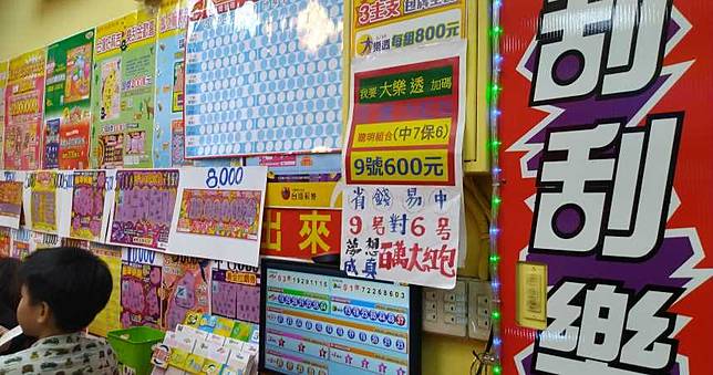 童狂吵「要買賓士」！爺殺彩券行買刮刮樂爽中百萬：果然金孫