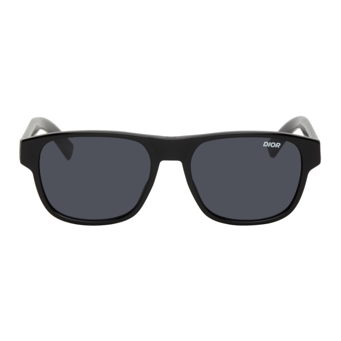 黑色方框太阳镜，采用醋酸纤维板材。· 灰色镜片饰有徽标蚀刻，100% 紫外线防护· 一体式鼻托· 银色五金· 尺寸：53.15.155配有徽标压花皮革软质镜盒，折叠盖开合。供应商配色：Black