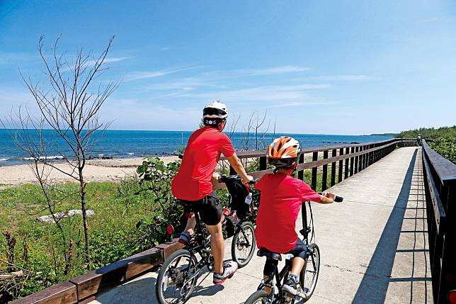 ▲搭台灣好行-皇冠北海岸搭配自行車，可深入北海岸玩得更深度。（圖 / 交通部觀光局北觀處）