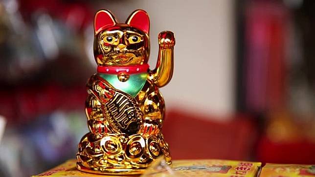 Image result for Maneki Neko memiliki 6 warna berbeda dengan arti yang berbeda pula