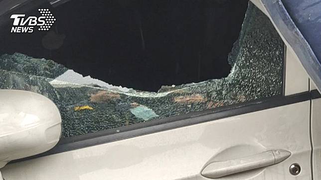 快來幫砸！與女友吵架　找她爸車欲洩憤