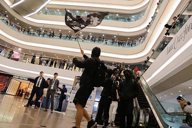 Luxury Brands Use Pop Up Stores To Skirt Hong Kong S Sky High