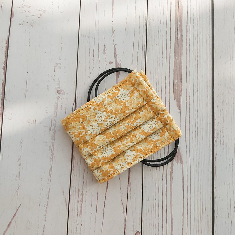 材質透氣舒適，內夾過濾層為你過濾髒空氣。