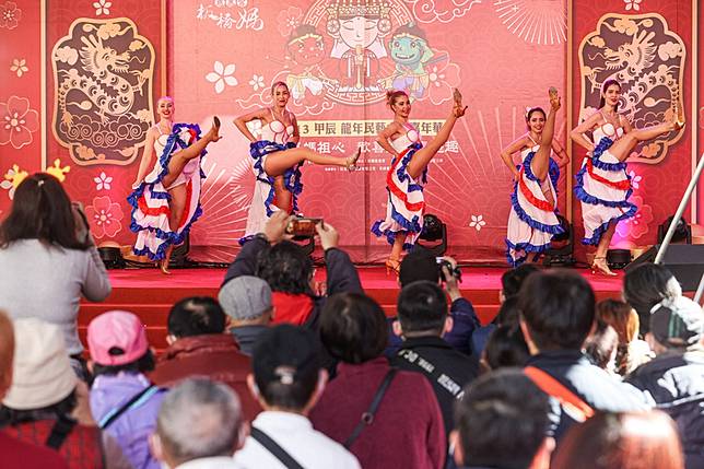 大年初三板橋慈惠宮香火旺 廟口舞團帶動氣氛(圖) | 中央通訊社 | LINE TODAY