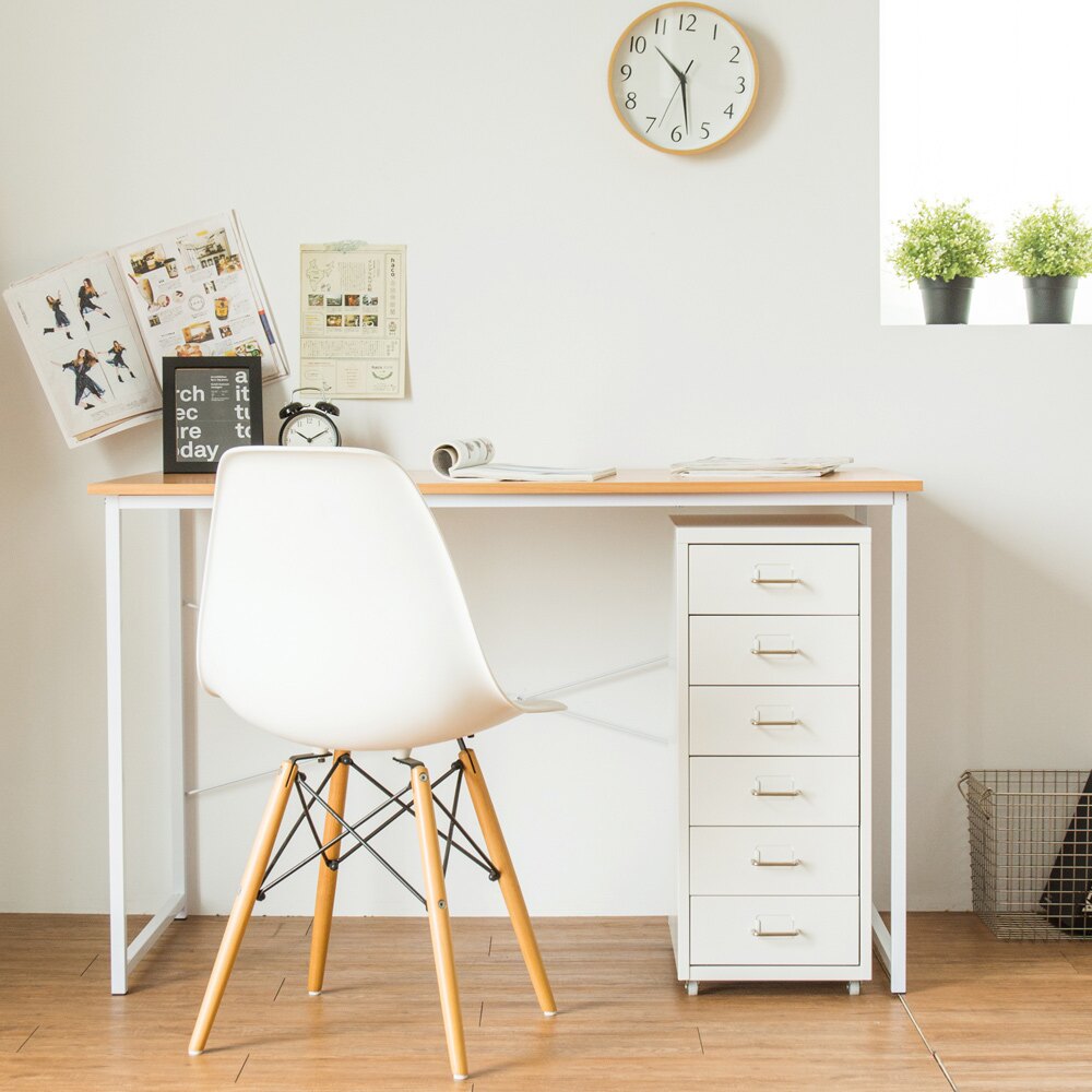 暖系的木紋豐富了空間感。120cm大桌面空間。Lofe風格及無印品味