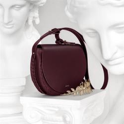 ◎真皮皮革頂級質感|◎內有拉鍊內袋可放置小物|◎輕巧的圓弧包身各種身形都適合品牌定位:流行時尚品牌:IBAOBAO愛包包背法:斜背/側背包款:馬鞍包顏色:黑色系,紅色系,灰色系外層材質:牛皮外層材質說