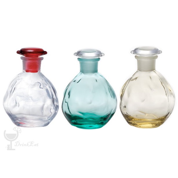 ADERIA GLASS 石塚硝子株式會社1819年由石塚岩三郎在日本岐阜縣以製造玻璃製品創業起家，早期以生產玻璃瓶罐產品為主。現於岩倉、東京、姫路、福崎等皆有自己的製造工廠。1962年針對零售市場的