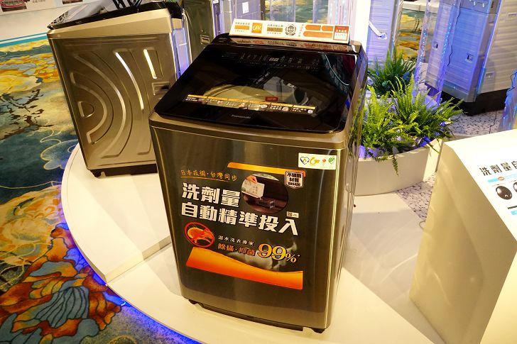 今年Panasonic終於把洗劑量自動精準投入功能機加入直立式洗衣機。