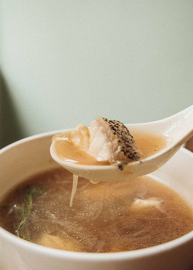 湯頭鮮甜純粹的「洋蔥蘑菇燉龍虎石斑鮮魚湯」（圖/貳房苑LivinGreen）