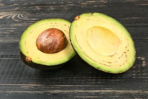 黒くなったアボカドは食べられる 変色を防ぐひと手間とは