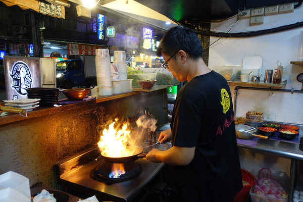 溪尾街美食-鼎街鴨香飯三重溪尾店，三重鴨肉飯，鴨香飯、韭菜鴨腸、炒鴨血，三重好吃鴨肉飯，好吃不貴可外送鴨肉飯