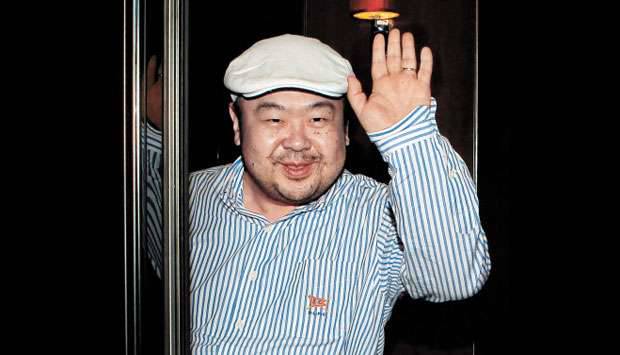 Kim Jong-nam, putra tertua Kim Jong-Il, melambaikan tangan seusai diwawancarai media Korea Selatan di Macau (4/6/2010). Menurut Dailymail, Jong-nam dikabarkan hidup berpindah-pindah untuk menghindari upaya pembunuhan yang ditujukan kepadanya.  (JoongAng Sunday/AFP/Getty Images)
