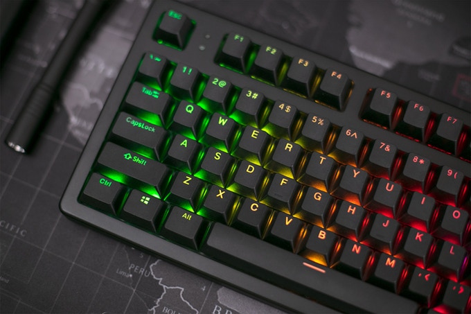 它也具有炫炮的RGB背光。