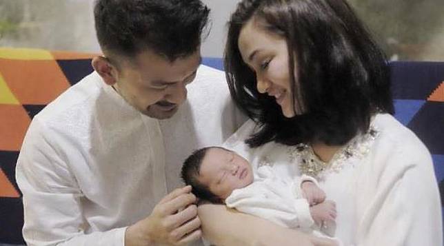 ™  Rio Dewanto dan Atiqah Hasiholan Posting Foto Plasenta Anak