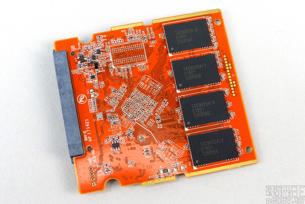 電路板背部另有 4 顆快閃記憶體顆粒封裝，上方空焊處僅於大容量版本才會加上記憶體顆粒