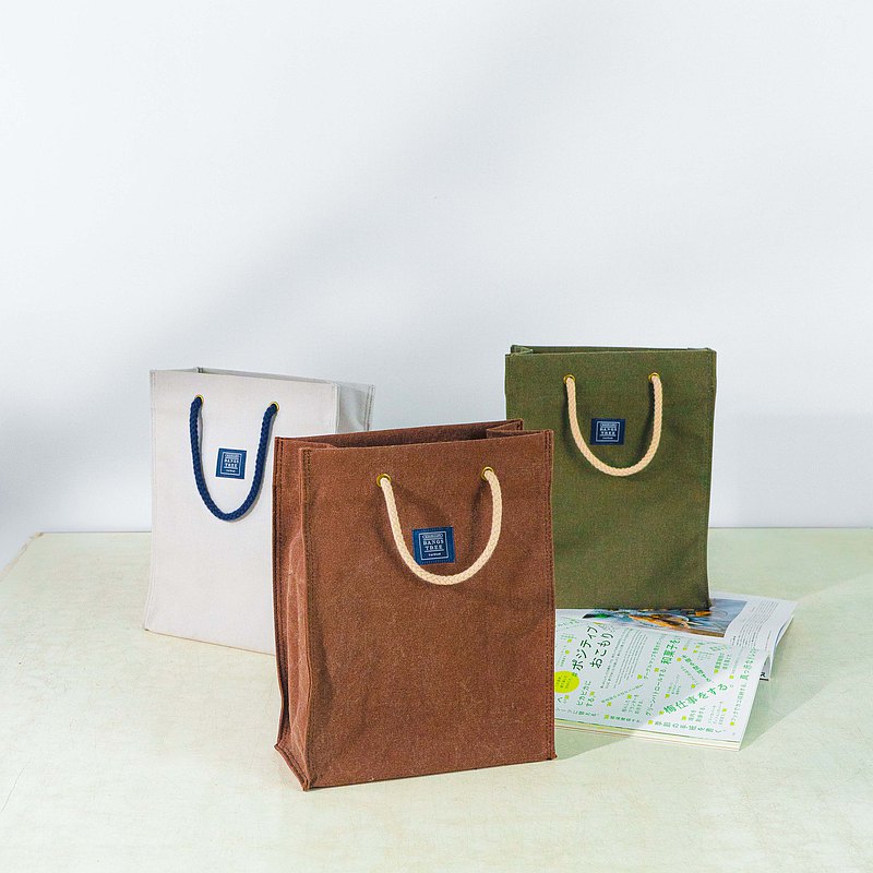特別設計像紙袋的樣子 使用耐用的厚磅帆布材質 簡單耐用好搭又不失質感