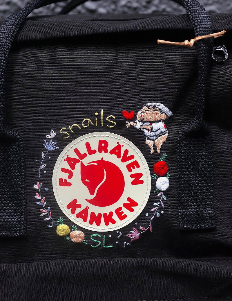 蠟筆小新--kanken黑色包--手工刺繡設計客製