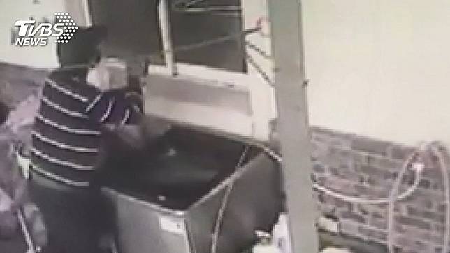 四隻狗顧家　屋主出門掃墓小偷闖空門