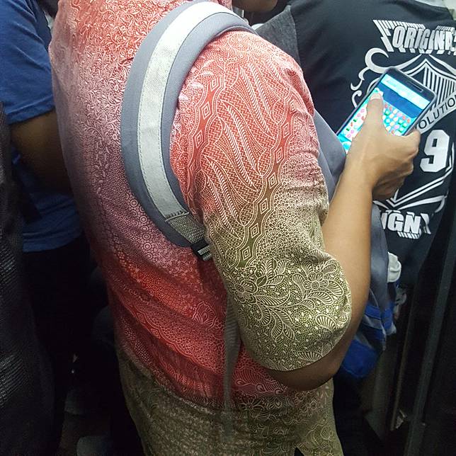 Pernah Naik Commuterline? 12 Pemandangan Kocak Ini Pasti Sering Kamu Lihat, 2 dan 8 Bikin Baper