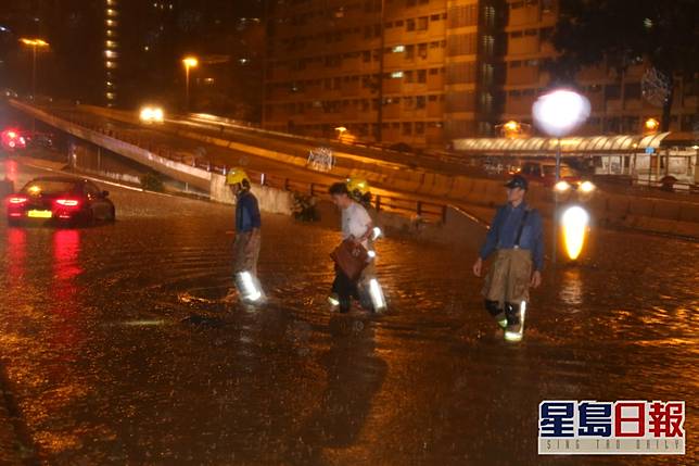 觀塘道下行車道暴雨浸滿水小巴的士死火一度被困