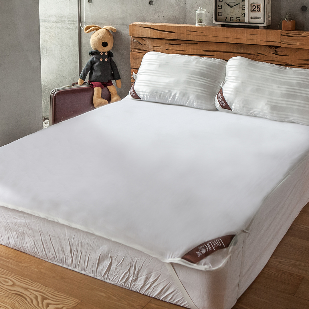 使用高成本的3M專利防潑水配方 有別於一般最常使用的低成本塗蠟或不透氣的尼龍布(雨傘布)，樂芙防潑水潔淨保潔墊除了強大的防潑水性之外，3M專利配方更加強了透氣性，絕非一般市面上廉價的商品可相比擬。