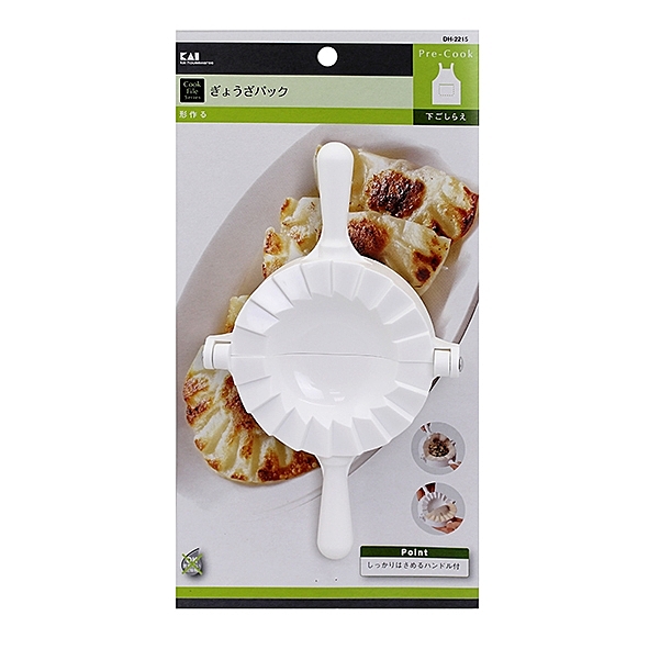 鋪上餃子皮、內餡，輕鬆一夾餃子就完成了