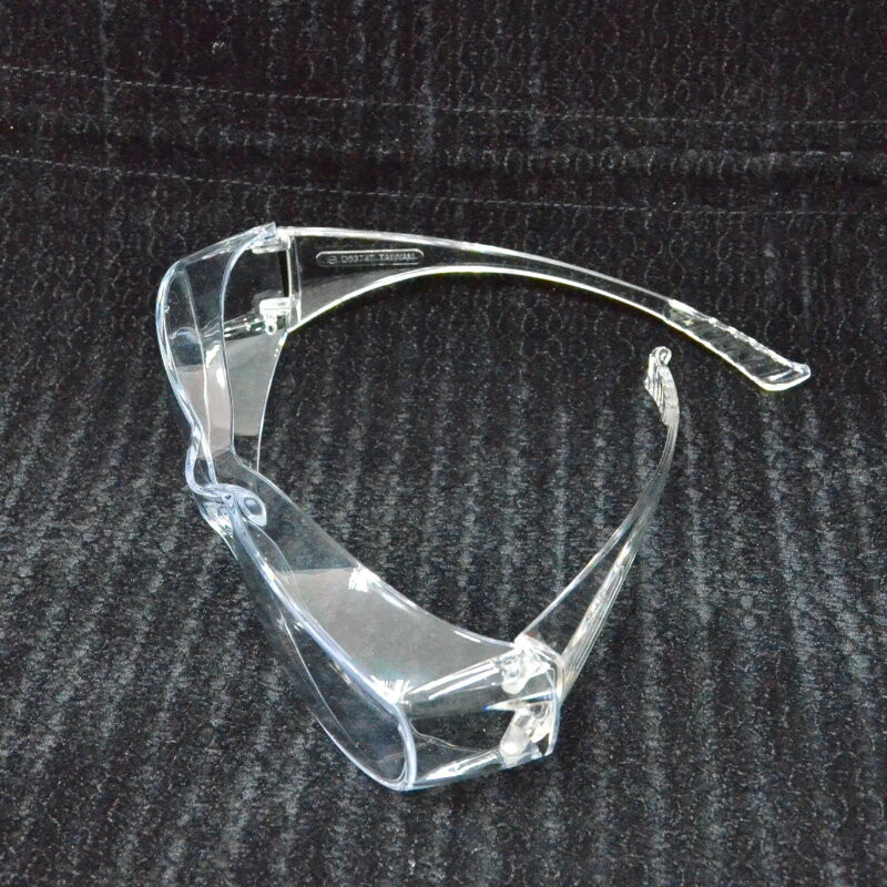 尺寸： 15.5x 4.7cm ±5% 材質：PC 強化鏡片，可配戴眼鏡 (眼鏡尺寸高度4cm以內均可) 護目鏡不僅騎車可戴 工作塵土飛楊可戴 野戰生存遊戲可戴 怕切洋蔥大蒜切得淚流滿面也可以戴喔~ 