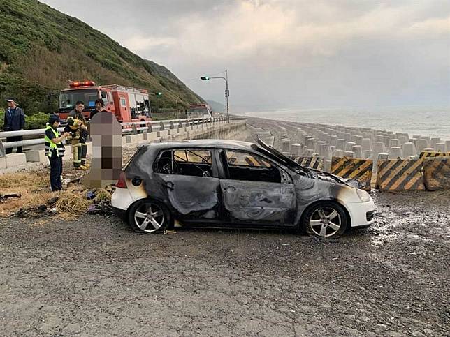 車旁燒雜物　整輛自小客被燒光