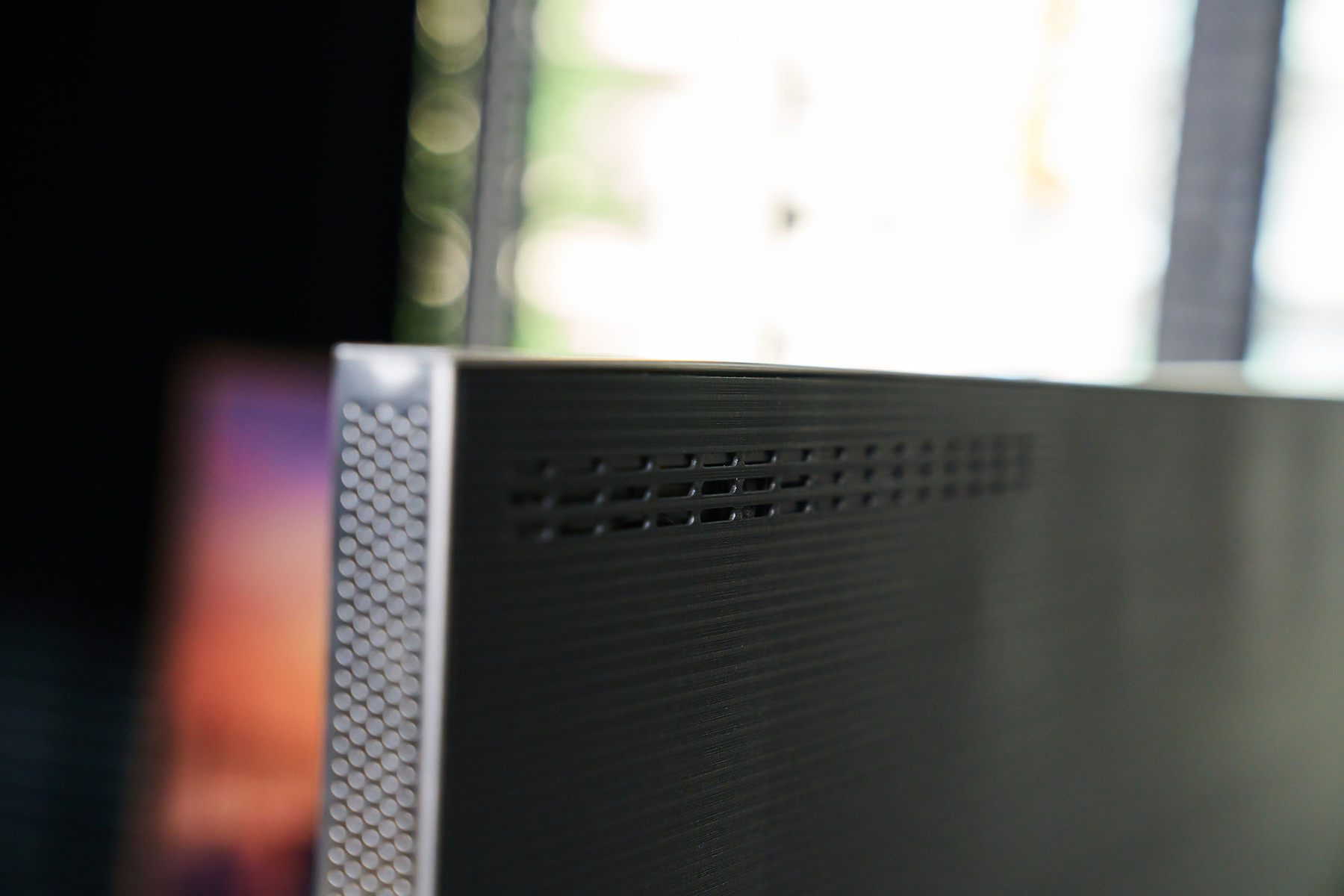 Neo QLED 8K 量子電視是透過機背高音喇叭、重低音喇叭與邊框式喇叭共同輸出聲音，換句話說發聲位置就是「整片螢幕」，難怪能創造出如此大面積的音場效果！而這樣的設計確實讓傳送出的聲音更自然也更真實，上方的天空聲道喇叭設計也讓這台電視的上方音場表現更加出色。  ▲三星獨家的魔幻音場技術能讓 Soundbar 與電視共同輸出音效，創造更豐沛的中低音以及更寬闊的音場效果。