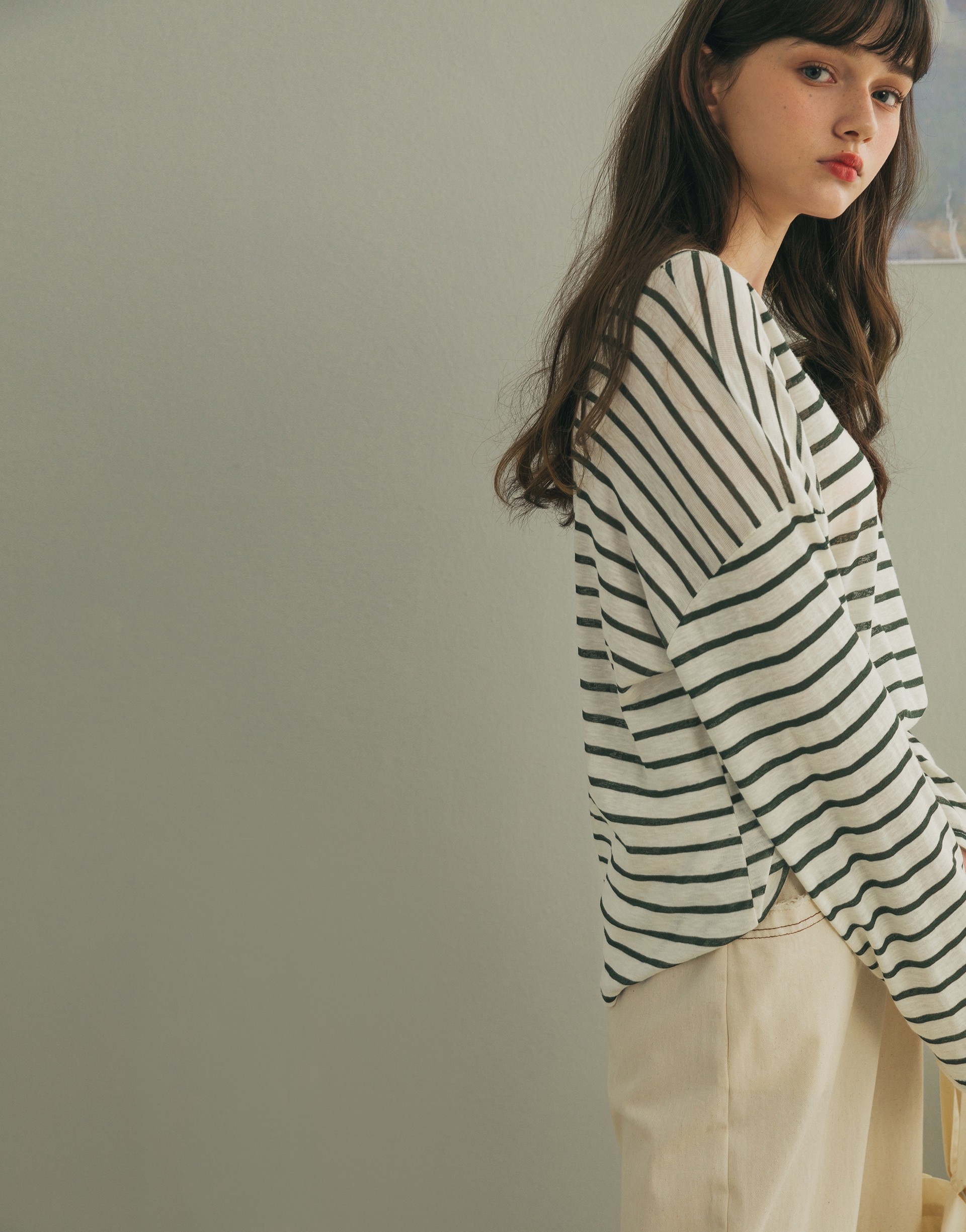圓領造型/微透肌感/竹節感面料/不對稱條紋
