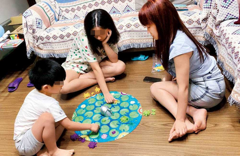 桌遊是蕭彤雯近期意外的驚喜，不但可以打發孩子的時間，還能增進親子關係，動腦兼娛樂。（圖／翻攝自蕭彤雯臉書）