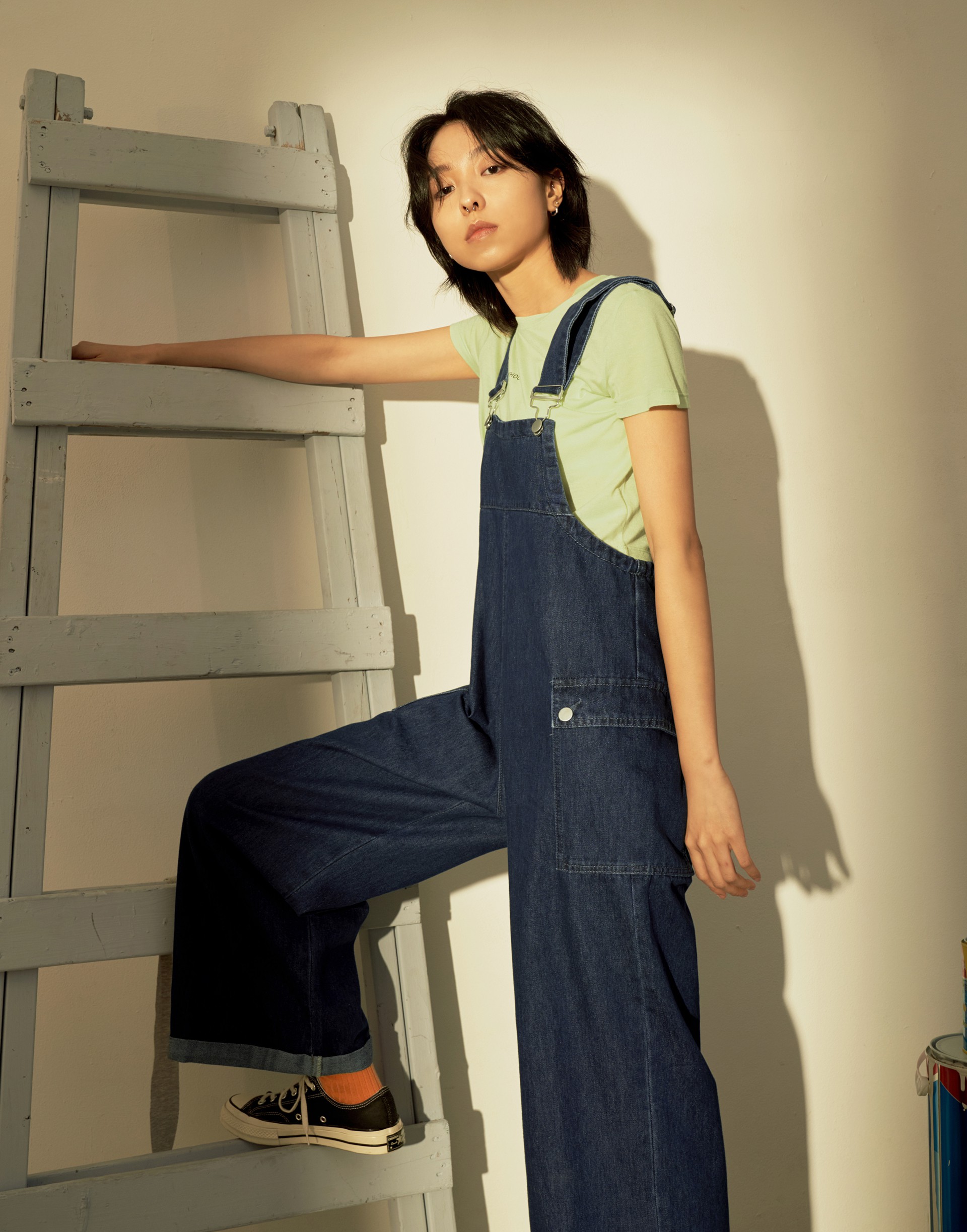 彈性：適中 經典單寧、肩帶可調整式、兩側大口袋設計、率性落地、大寬褲版型