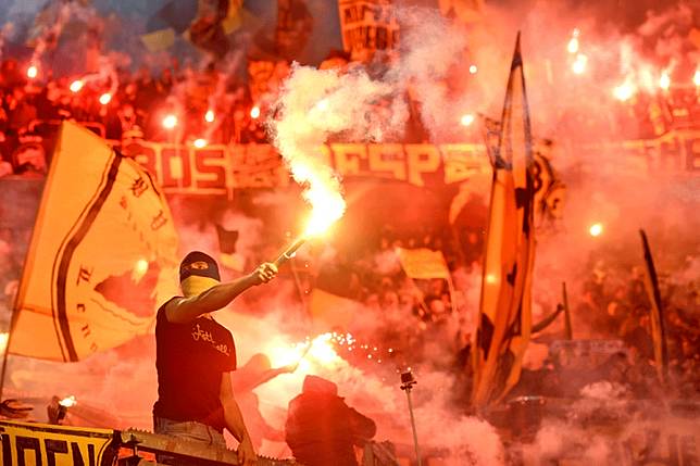 Dortmund Fans Donate 70 000 Euros To Bars Restaurants