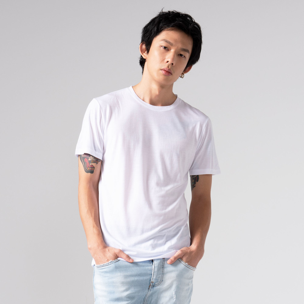 工作穿襯衫需要內搭的人，這一件穿上就是涼爽，CLAP的內搭短袖布料採用頂級天絲棉，內搭白色短袖中的極舒適品質，內搭短袖推薦經過設計師對細節不斷調整的款式，手感讓你摸到穿到後就不想脫掉。