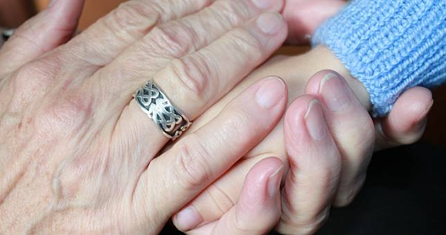 遭孫狠踹一腳婦胸口「鼓鼓的」　醫檢查：該感謝孫子！