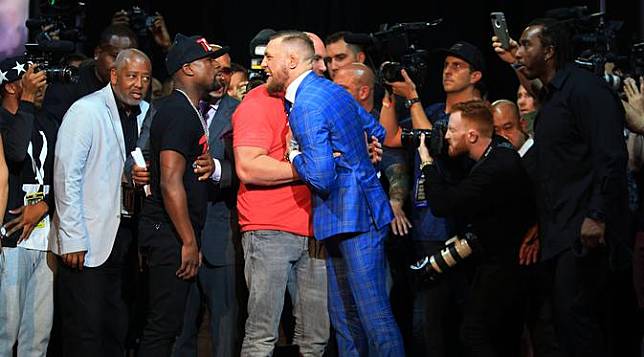 ™  McGregor dapat Tips dari Holyfield untuk Tumbangkan Mayweather 