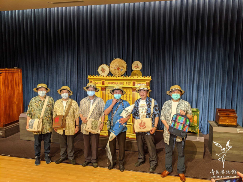 防疫五月天及台南市長黃偉哲，一起換上台南味十足的花襯衫。（圖／翻攝自奇美博物館粉絲專頁）