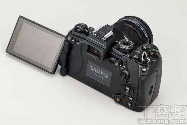 翻轉螢幕 採用3吋側翻式觸控螢幕，解析度104萬點並支援觸控選擇對焦點。