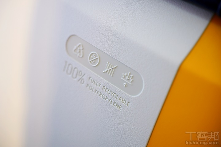 Gogoro 3 全車系皆採用聚丙烯 PP 作為車殼的主要材質。在車身側面我們也可發現 5 號塑膠的塑膠回收編碼標誌。