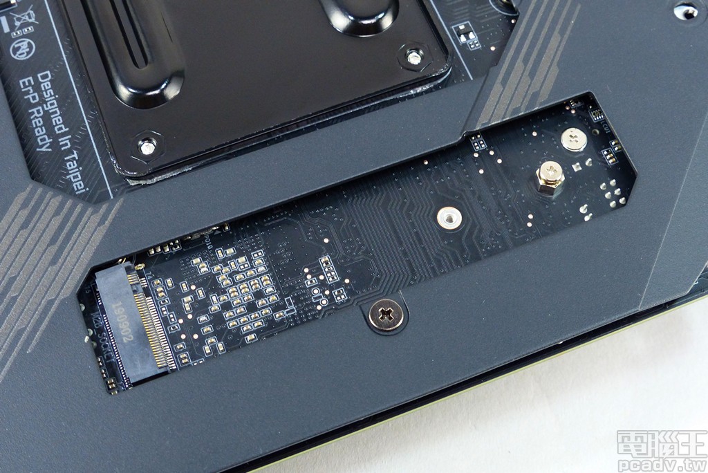 ▲ 主機板背部的 M.2 2260/2280 插槽，同樣支援 PCIe 4.0 x4 或是 SATA 6Gb/s 介面。