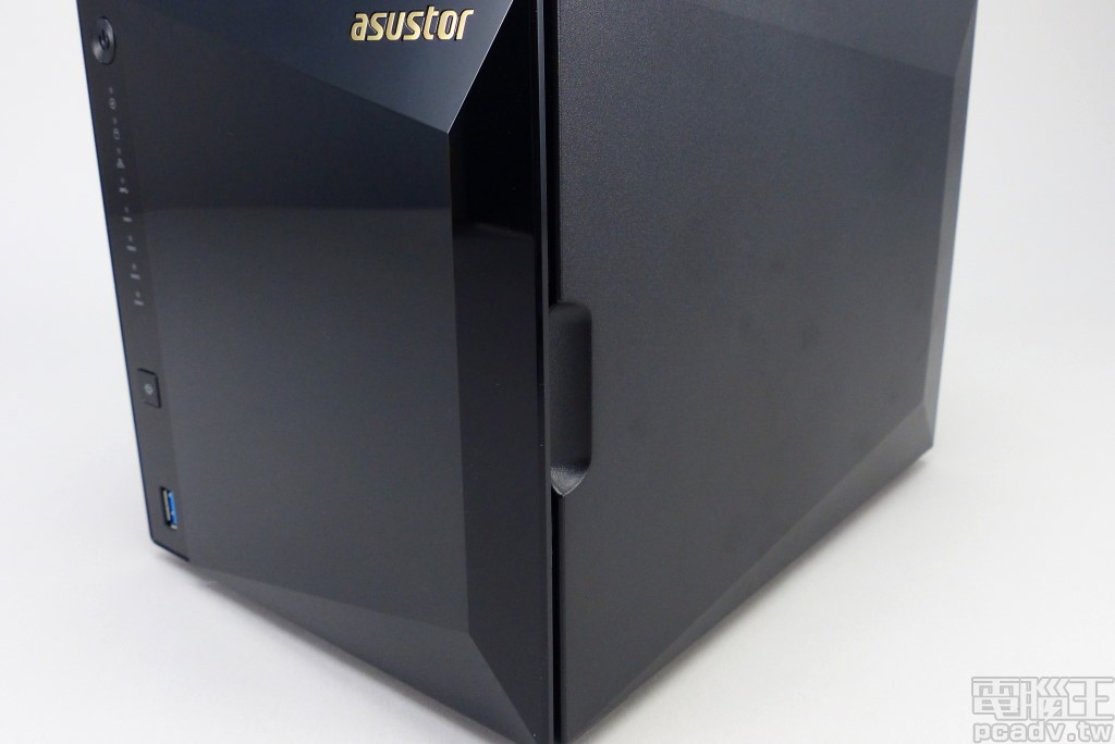 飾板與機身之間設計 1 個小凹槽，方便施力開啟前飾板