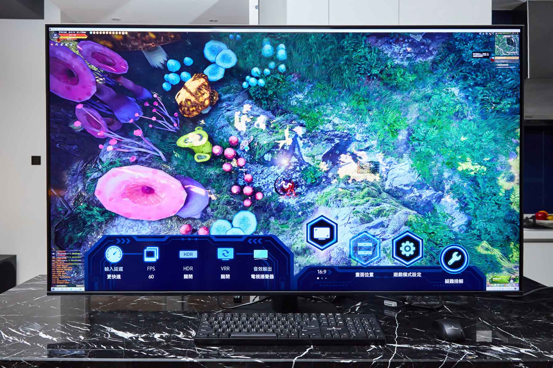 玩家除了可以透過內建的遊戲模式，依據自己的習慣進行各項客製化設定外，透過遊戲工具列也能夠快速啟動包括超寬螢幕比例…等設定，當比例切換至 21：9 及 32：9 時，遊戲畫面也能進行上下位置的調整。