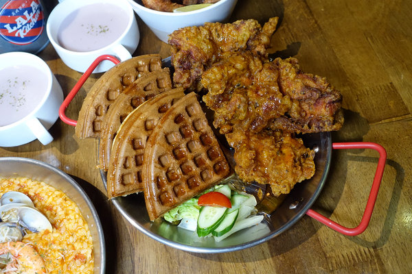 新竹東區竹科人及交大學生聚餐約會美式餐廳，LALA Kitchen新美式餐廳新竹科園店，餐點份量多楓糖鬆餅炸雞超好吃(含LALA Kitchen菜單) 