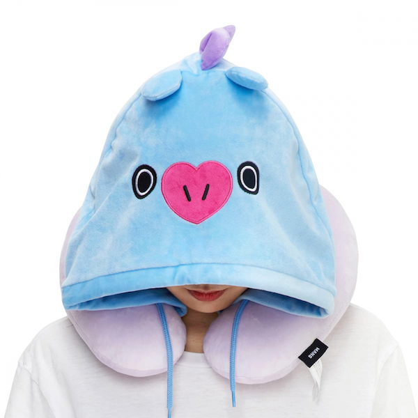 BT21 MANG 連帽造型頸枕 旅行時，戴上支撐度高，又有BT21角色連帽的旅行頸枕， 帽子拉下來一點，就不怕被他人打擾。 頸枕上方還貼心設計了提手把，搭機坐車都方便。 產地：中國 材質：100%聚