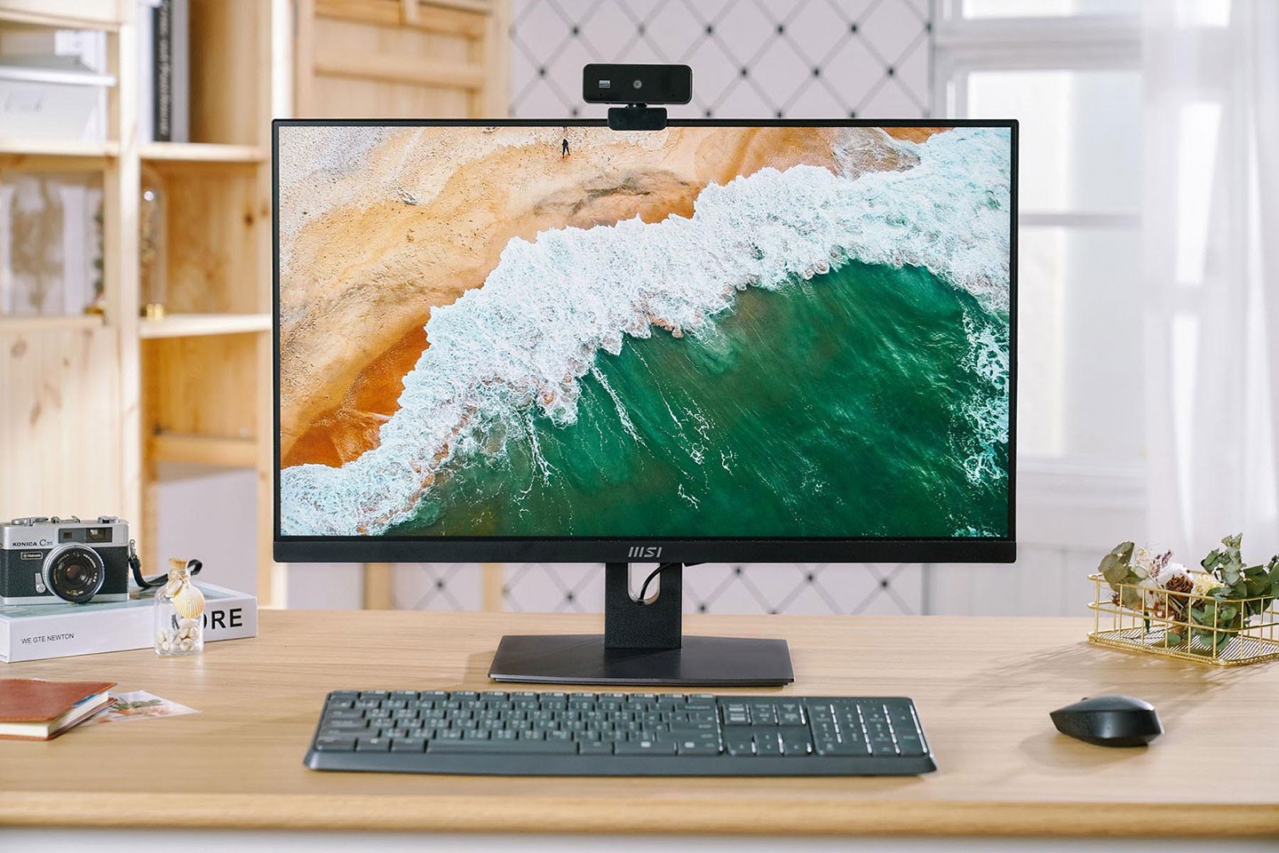 從外型來看，AM271 就是一台 27 吋窄邊框顯示器，但骨子裡卻具備貨真價實的完整電腦功能！原廠也隨盒裝附贈無線鍵鼠組（照片為示意，非原廠版本）以及 Full HD 高畫質移動式網路攝影機，稱得上是居家上班 (work from home)、遠距學習的絕佳器材。