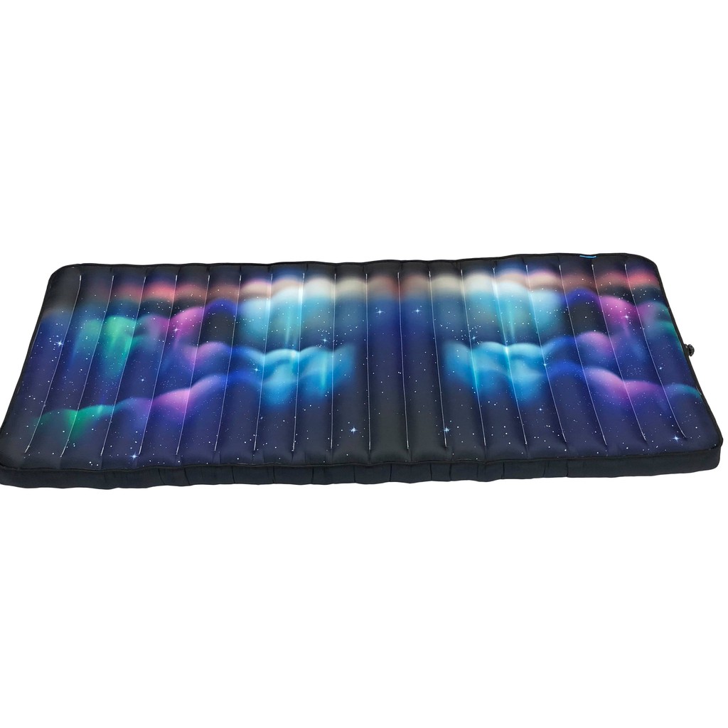 別於它牌僅有單雙人床墊，《Atc》組合式充氣床墊有拉鍊設計，可隨心所欲拼搭雙人、三人、沙發床甚至雙層床做使用。4. 別於它牌修補方式，《Atc》組合式充氣床墊使用專利雙層結構工法，只需簡單四部步驟：剪