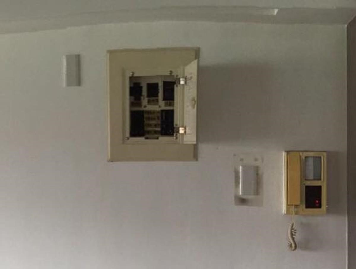 電箱、電蓋和對講機在修飾前的樣貌。