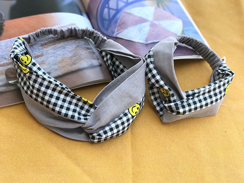 來一組經典母女交叉髮帶吧，不喜歡太華麗的你一定要試試這款smile ?格子系列之文青風百搭款，唉呀！好像回到學生時代?